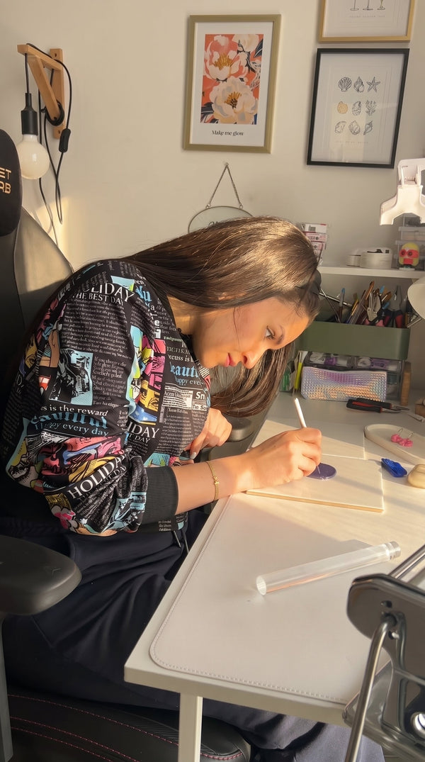 Soumia, créatrice de bijoux Flowerinlife dans son atelier sur la Côte d'Azur