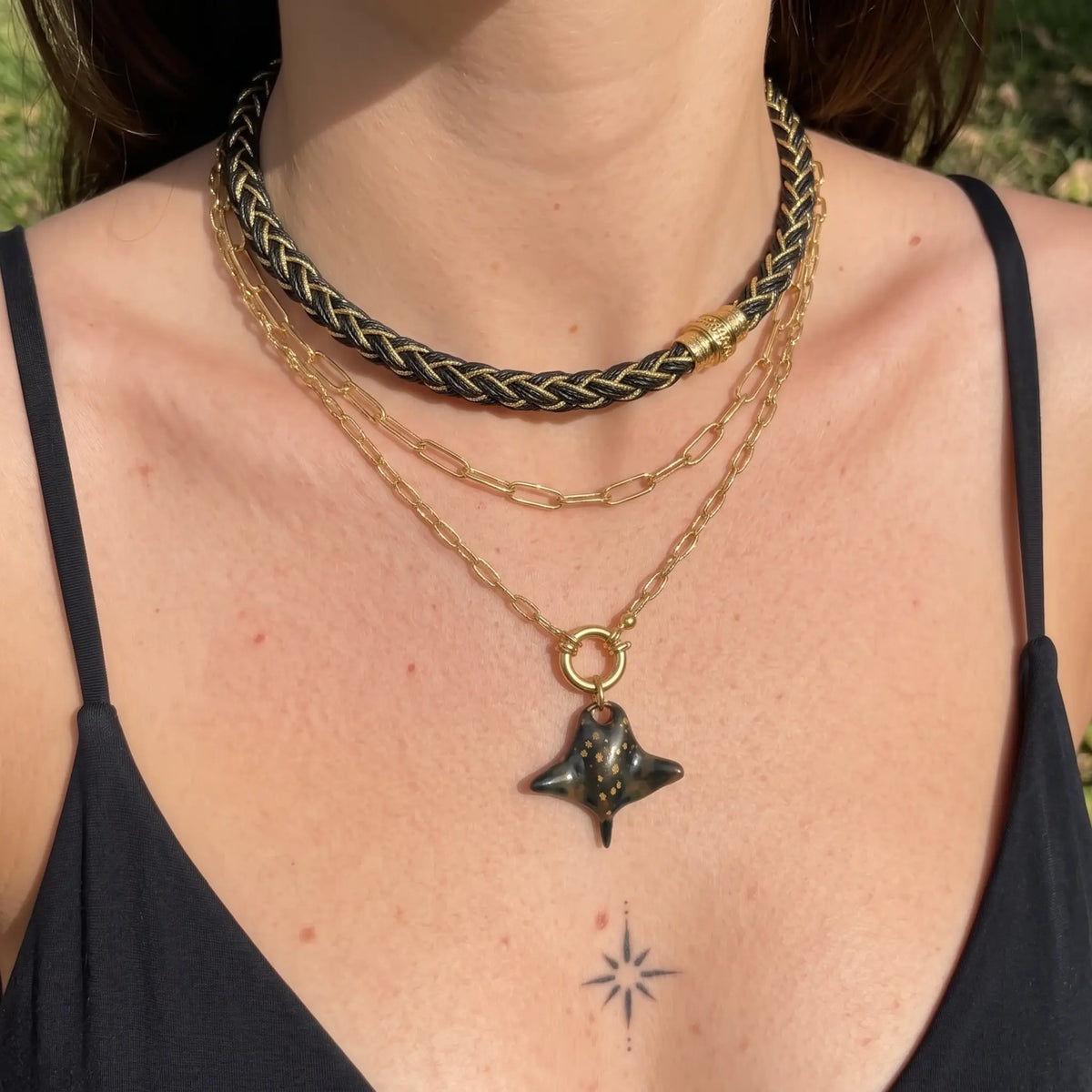 Bijou symbolique ou tatouage : porter ce qui compte pour vous
