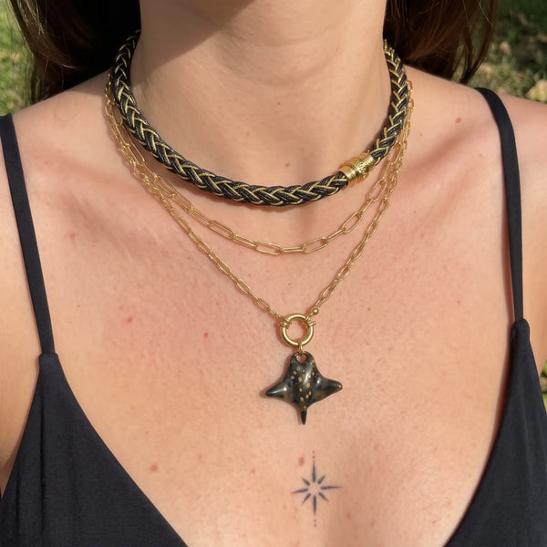 Bijou symbolique ou tatouage : porter ce qui compte pour vous