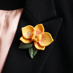 pin's orchidée solaire porté sur revers de veste fait main Flowerinlife