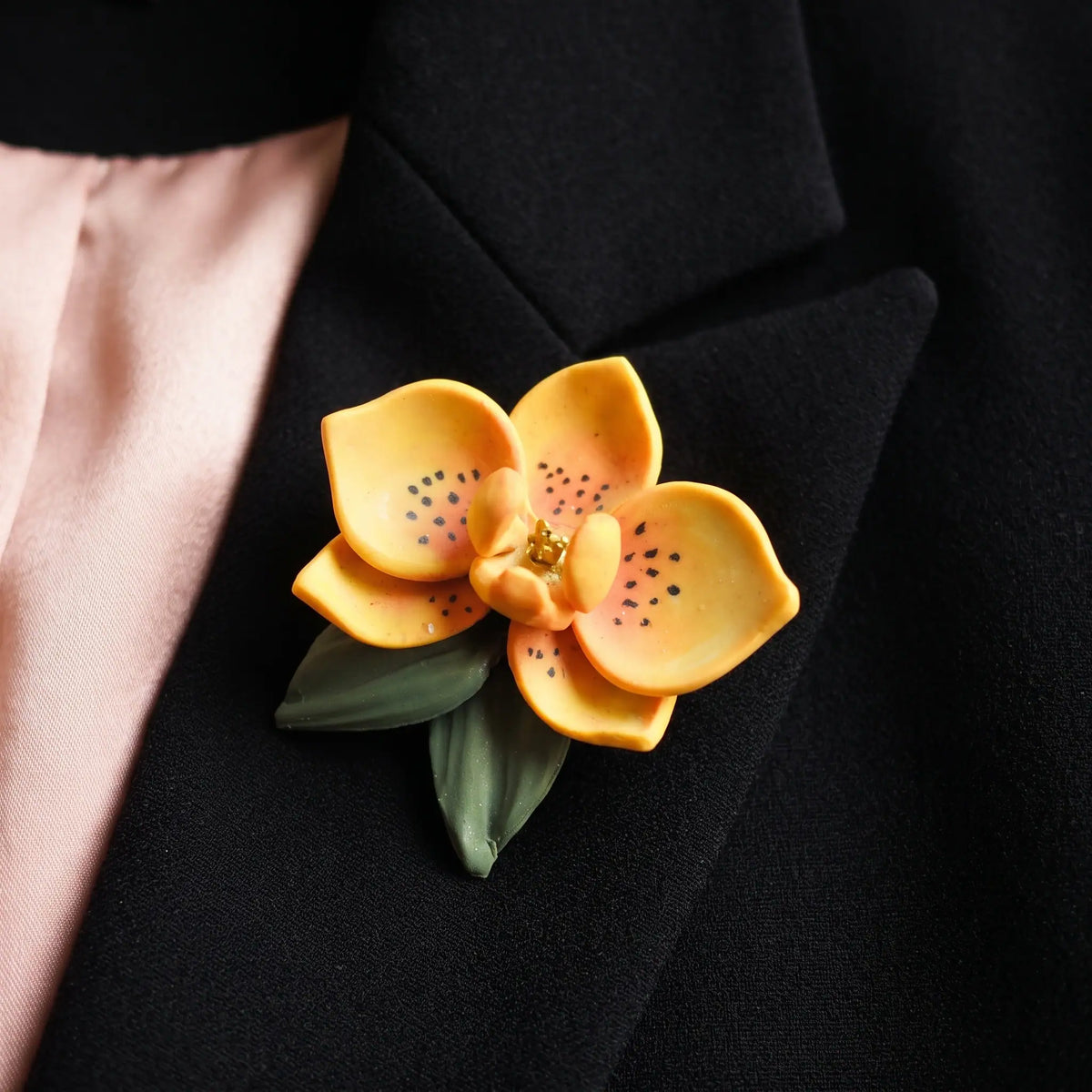 pin's orchidée solaire porté sur revers de veste fait main Flowerinlife