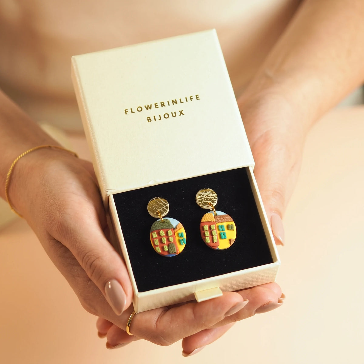 boucles Dolce Vita portées à l'oreille bijou fait main Côte d'Azur Flowerinlife
