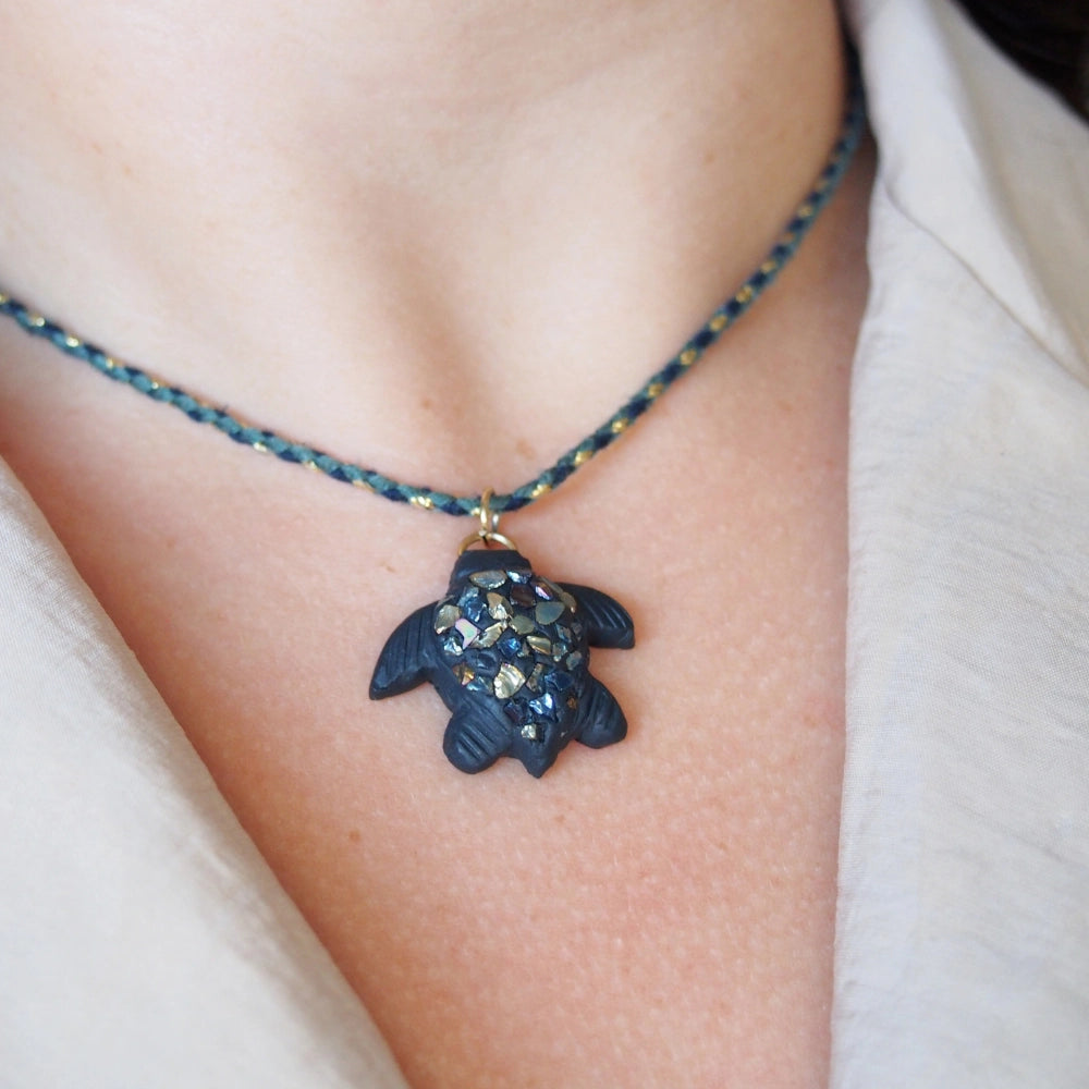 collier tortue cordon tresse bleu vert bijou artisanal fait main echo des vagues