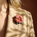 pin's fleur zinnia sculpté en pâte polymère collection Bloom Flowerinlife