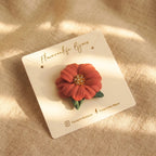 pin's zinnia porté sur veste en lin bijou fait main Flowerinlife