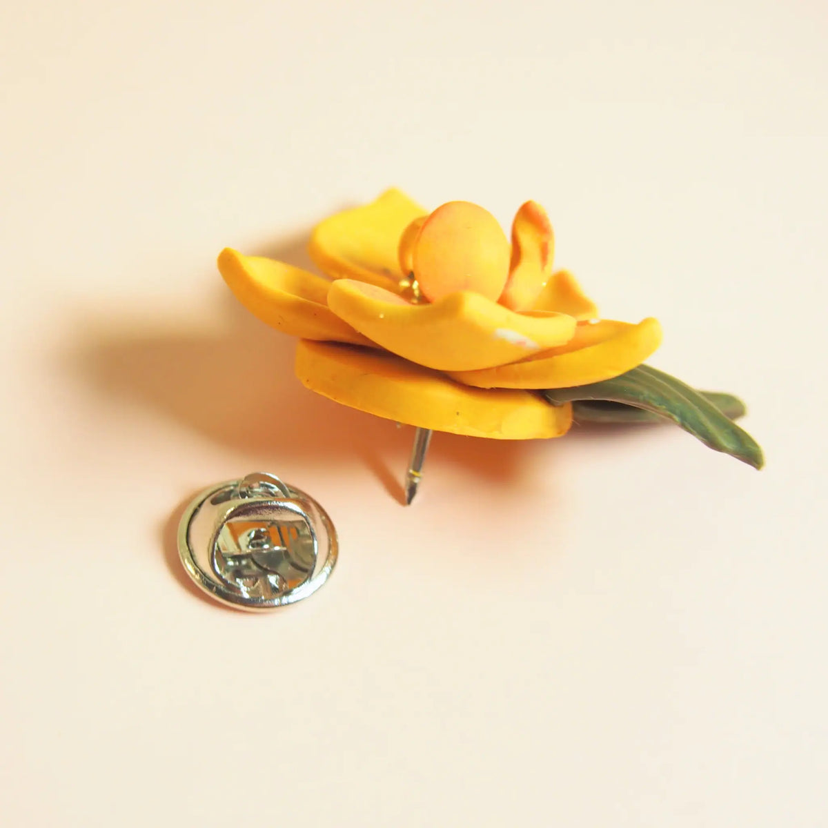 pin's orchidée solaire porté sur veston bijou fait main Flowerinlife