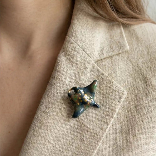 pins raie bleu nuit fait main en pâte polymère bijou marin poétique  porté sur une veste en lin Flowerinlife
